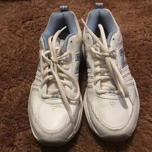 New balance tennis shoes